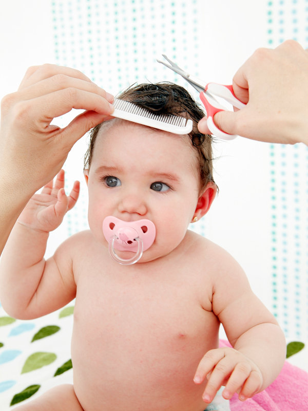 como cortar pelo a bebe joven